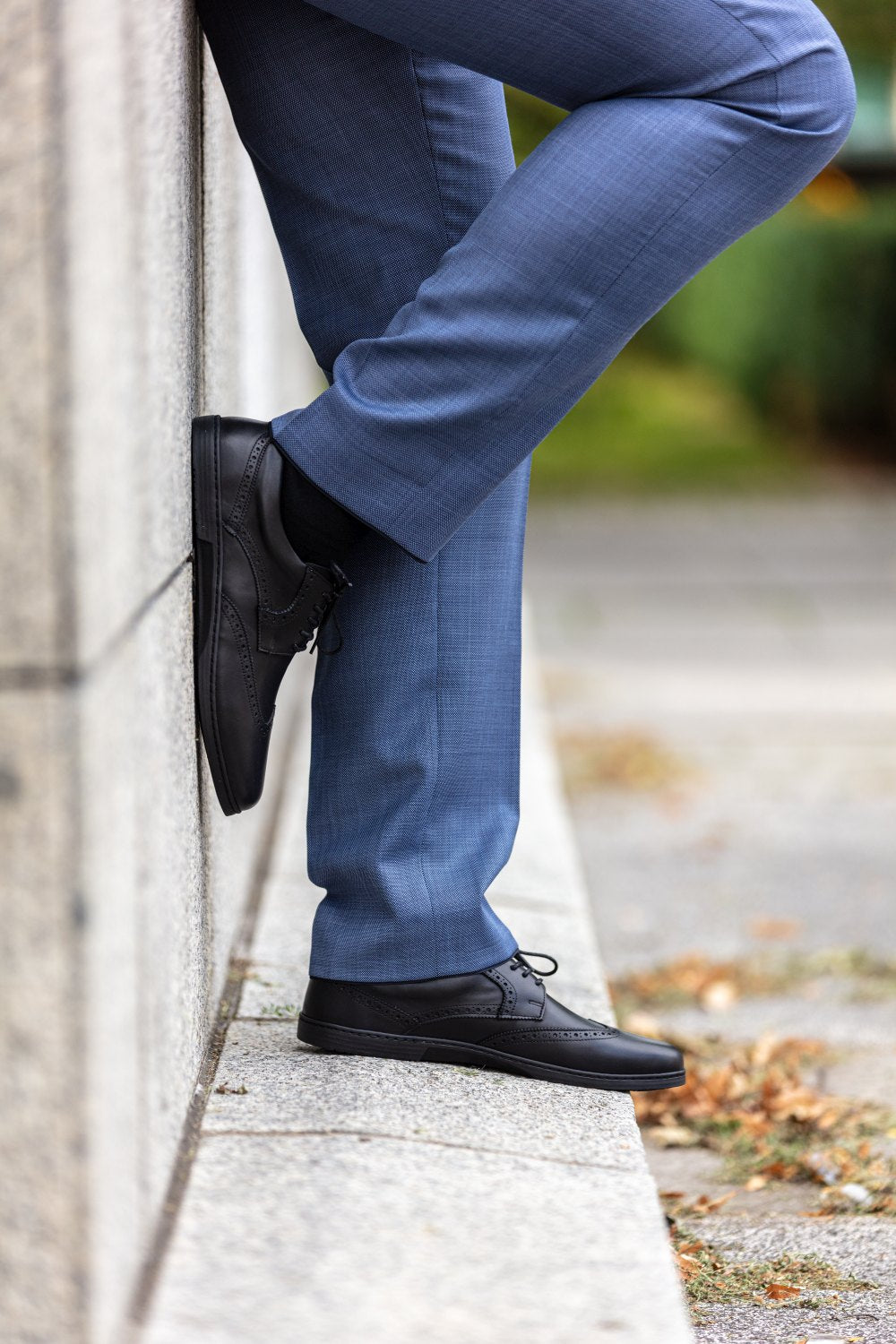 Ein Paar BRIQ Brogue-Schuhe in Dunkelbraun von ZAQQ mit Ziernähten, Schnürsenkeln und einem leicht glänzenden Glattleder-Finish.