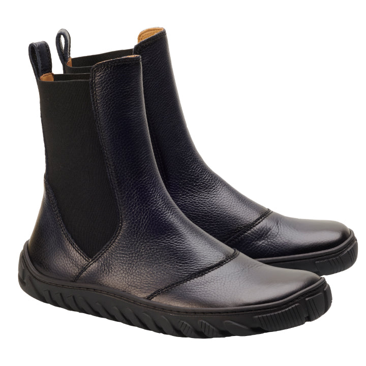 Wir präsentieren die ELASTIQ Blue von ZAQQ, ein Paar schwarze Lederstiefeletten aus hochwertigem Nappaleder. Sie verfügen über elastische Seiteneinsätze und eine robuste ULTRAGRIP-Sohle. Das elegante Design verfügt über eine praktische Aufreißlasche an der Rückseite für einfaches Anziehen.