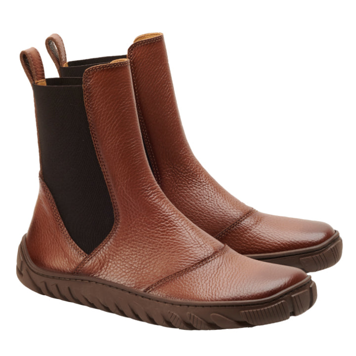 Entdecken Sie die ELASTIQ Brown Chelsea Boots von ZAQQ, fachmännisch aus hochwertigem Nappaleder gefertigt. Diese modischen braunen Lederstiefel verfügen über strukturierte Sohlen und schwarze elastische Seiteneinsätze. Mit ihrer glatten Oberfläche und den praktischen Aufreißlaschen bieten sie eine perfekte Mischung aus Eleganz und Funktionalität für Ihre Garderobe.