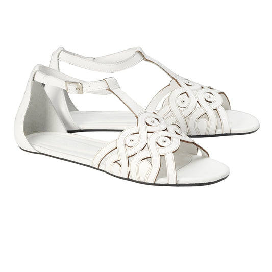 Wir präsentieren das BOUQET White von ZAQQ, ein Paar weiße flache Sandalen aus hochwertigem Nappaleder. Diese Sandalen verfügen über Knöchelriemen und aufwendige Cut-Out-Designs im oberen Teil und bieten außergewöhnlichen Tragekomfort. Mit einer offenen Spitze und minimalistischer Sohle sind diese Barfußsandalen perfekt für mühelose Eleganz.