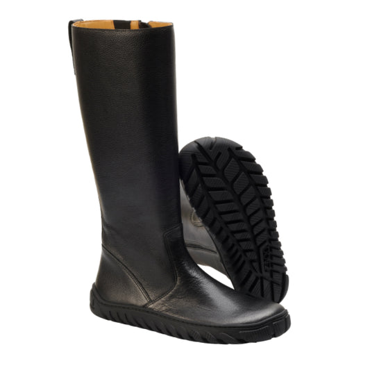 Ein Paar hohe Lederstiefel QAZZ Black von ZAQQ, einer steht aufrecht, der andere liegt auf der Seite. Sie sind aus hochwertigem Nappaleder gefertigt, mit einer strukturierten ULTRAGRIP-Sohle ausgestattet und weisen ein elegantes Design auf.