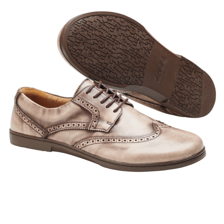 Ein Paar BRIQ Brogue Antique Brown-Schuhe von ZAQQ mit Broguing-Details und Schnürdesign, ideal als Businessschuh, gefertigt aus französischem Kalbleder.