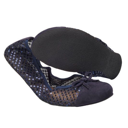 Wir präsentieren die TWIST SHEER Blue von ZAQQ: ein exquisites Paar Ballerinas mit Pailletten-Netzdetails, die hohen Tragekomfort bieten. Ein Schuh steht aufrecht und zeigt wunderschön die elegante Schleife an der Spitze, während der andere auf der Seite liegt und seine solide, strukturierte Sohle zeigt. Diese Ballerinas vereinen Stil und Komfort bei jedem Schritt, den Sie machen.