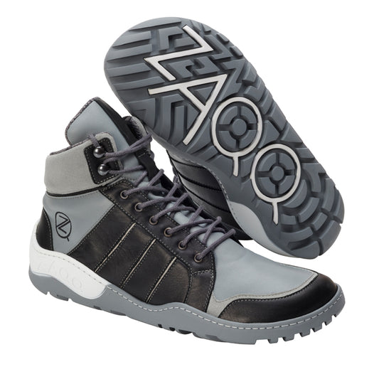 Wir präsentieren den Q2 Grey Waterproof von ZAQQ: Ein Paar stylische High-Top-Sneaker in Grau- und Schwarztönen mit einem einzigartigen Profildesign, das von der TERRA Sohle inspiriert ist. Mit einem modernen Look, kontrastierenden Texturen und detaillierten Nähten verbinden diese Sneaker mühelos urbanes Flair mit einem Hauch von Outdoor-Beständigkeit.