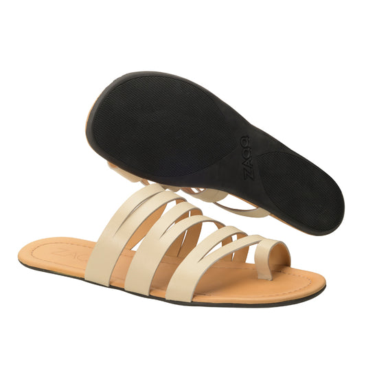 Die FLAQE Beige Sandalen von ZAQQ sind aus Nappaleder gefertigt und verfügen über mehrere parallele Riemen mit einer flachen Basis. Diese bequemen Barfuß-Sandalen präsentieren sich von oben mit einer schwarzen, strukturierten, flexiblen Sohle, perfekt für den Freizeitlook.