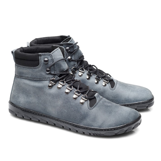 Die EXPEQ Lunar Waterproof Stiefel von ZAQQ im blaugrauen High-Top-Design mit schwarzen Schnürsenkeln, einer abriebfesten Kautschuksohle, Metallösen und gepolsterter Knöchelstütze sind nebeneinander auf weißem Hintergrund positioniert – ideal für Outdoorabenteuer.