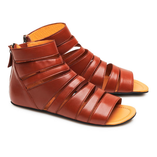 Die GLADIQ Cognac von ZAQQ sind ein atemberaubendes Paar brauner Gladiatorsandalen aus luxuriösem Nappaleder. Diese Sandalen mit mehreren Riemen und einem praktischen Reißverschluss auf der Rückseite sind mit einer offenen Spitze und flachen Sohlen gestaltet, um Stil und Komfort nahtlos zu kombinieren.