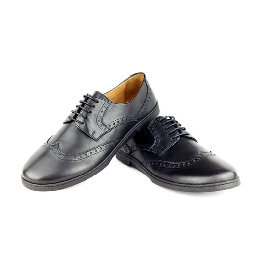 Wir präsentieren den BRIQ Brogue Black von ZAQQ, ein Paar zeitlose schwarze Brogue-Schuhe aus Leder, die sich ideal für jeden geschäftlichen Anlass eignen. Mit dekorativen Perforationen steht ein Schuh aufrecht, während der andere schräg daneben steht, wodurch die aufwendigen Nähte und die polierte Oberfläche vor einem weißen Hintergrund hervorgehoben werden.