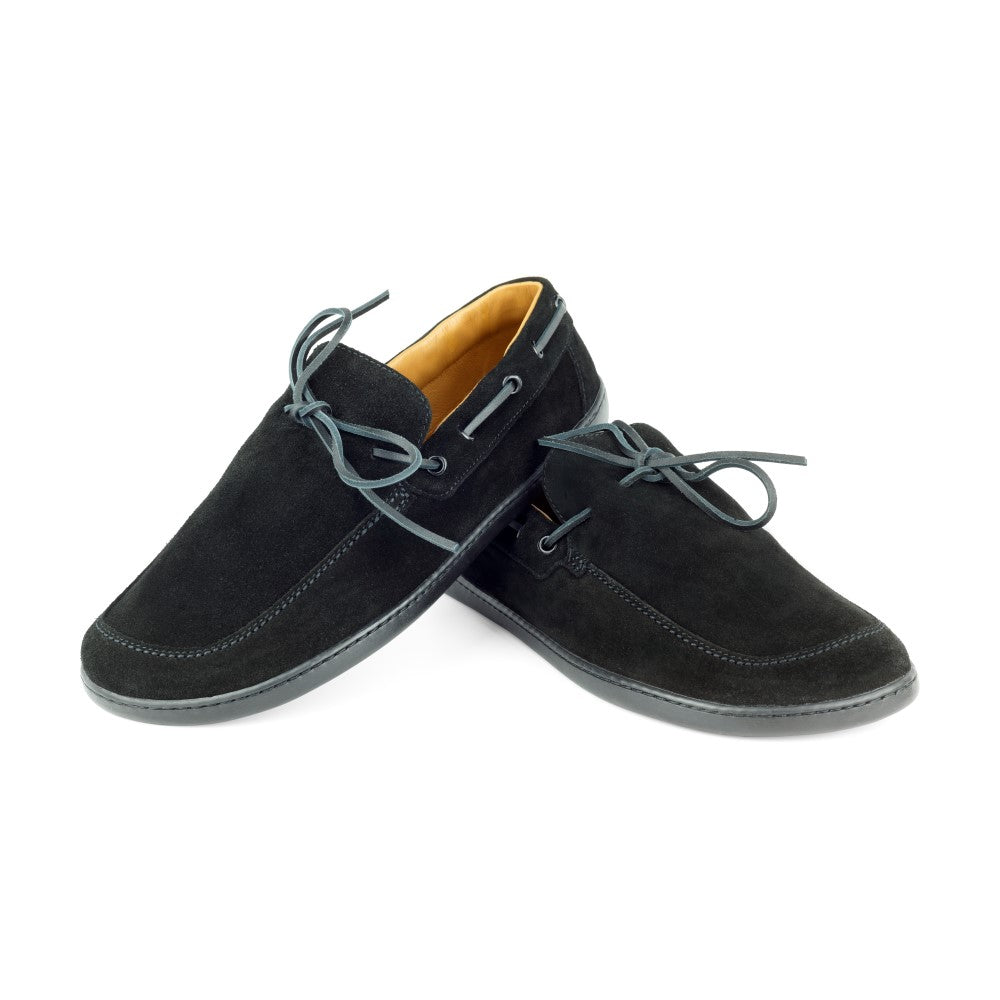 Ein Paar schwarze Loafer QEA Velours von ZAQQ, präsentiert vor einem weißen Hintergrund. Diese stylischen Mokassins bestechen durch ihr elegantes Design aus weichem Veloursleder und haben oben graue Schnürsenkel, die zu Schleifen gebunden sind.