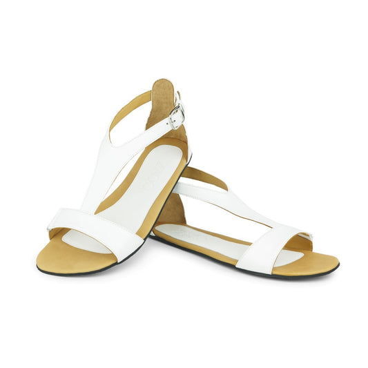 Ein Paar stylische CLIQ White Barfußsandalen aus Nappaleder von ZAQQ, mit Schnallenriemen und offenem Zehendesign mit flexibler Laufsohle, auf weißem Hintergrund.