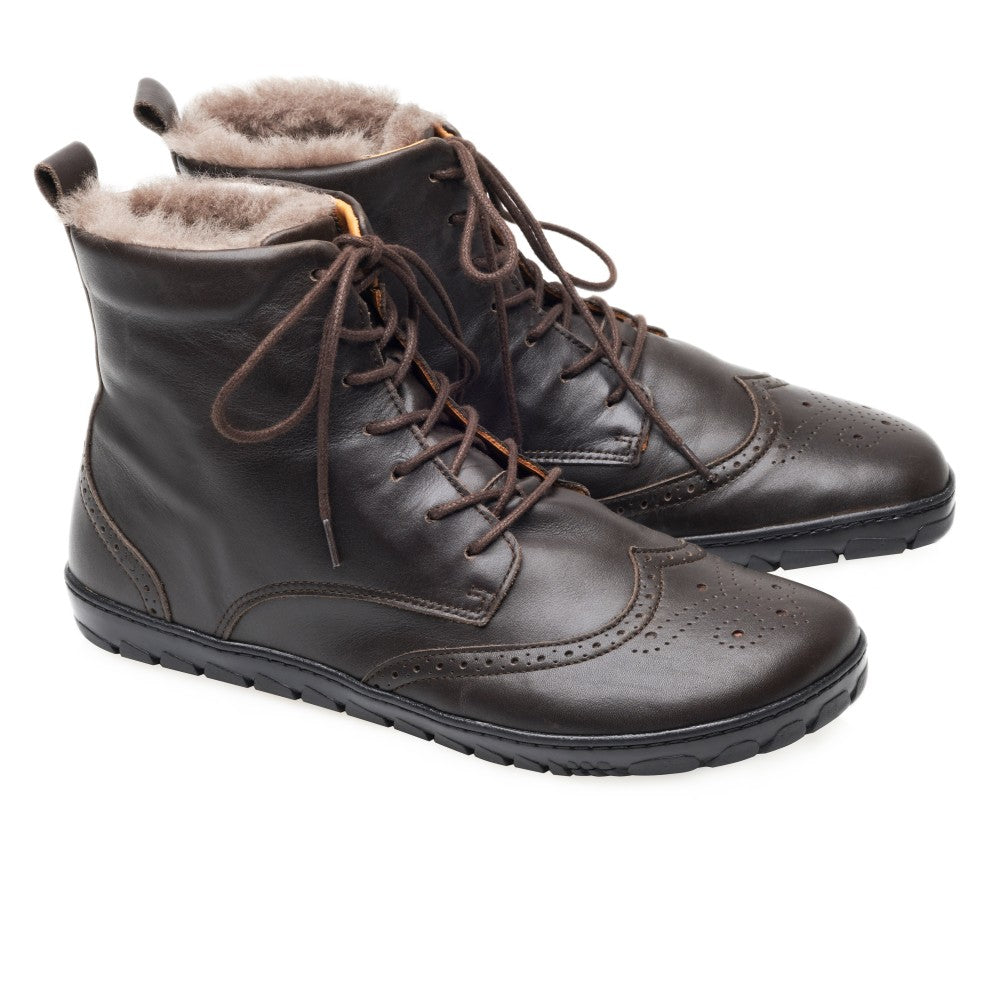 Wir präsentieren die QUINTIC Winter Brogue Dark Brown-Stiefel von ZAQQ, ein modisches Paar aus hochwertigem Nappaleder mit Schnürsenkeln und aufwendigen dekorativen Perforationen. Diese stilvollen Stiefel verfügen über ein kuscheliges Lammfell-Futter und eine strapazierfähige Gummisohle, die auf einem makellos weißen Hintergrund präsentiert wird.