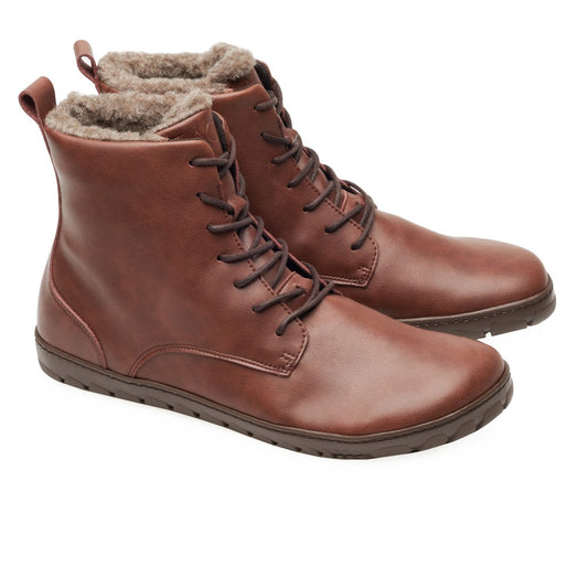 Vor einem weißen Hintergrund ist ein Paar QUINTIC Winter Vegan Nut-Stiefel von ZAQQ aus braunem veganem Leder mit schwarzen Schnürsenkeln und weichem Futter zu sehen. Diese veganen Schnürboots sind sowohl von der Seite als auch von drei Vierteln zu sehen und verfügen über eine robuste flache Sohle und eine praktische Aufreißlasche an der Rückseite zum einfachen Anziehen.