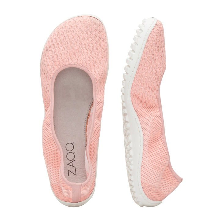 Ober- und Seitenansicht des SUQAR Lightpink von ZAQQ mit rosa Mesh-Strickdesign für Damen-Ballerina-Sneaker mit weißer Sohle.