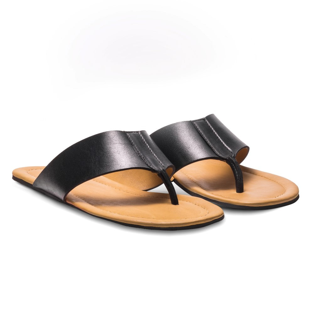 Die QOSS Black Sandalen von ZAQQ vereinen Stil mit Komfort und verfügen über ein Obermaterial aus schwarzem Leder und ein hellbraunes Fußbett. Sie haben einen breiten Riemen über der Oberseite und einen Zehensandale-Zehensteg zwischen den Zehen, alles auf flachen Sohlen.