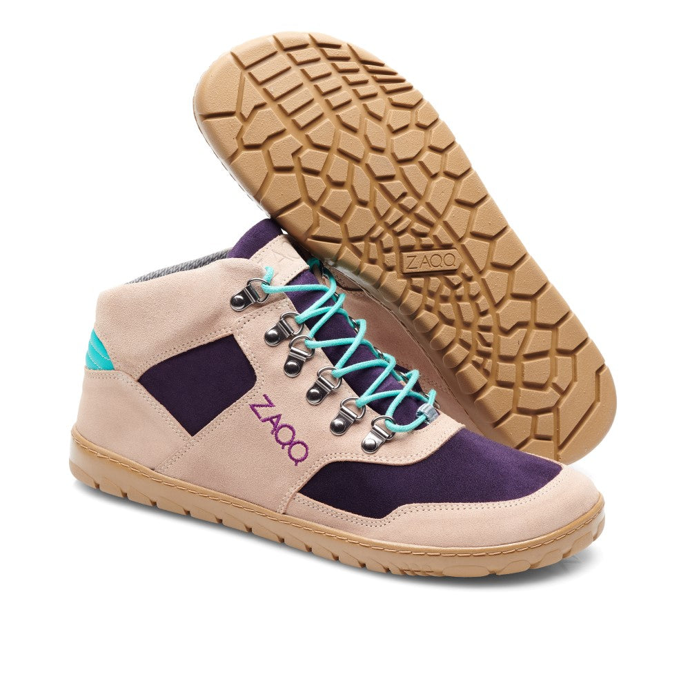 Ein Paar wasserdichte High-Top-Sneaker HIQE Mid Turquoise von ZAQQ in Beige und Lila stehen nebeneinander. Sie verfügen über leuchtend türkisfarbene Schnürsenkel, braune Gummisohlen, geometrische Profilmuster und das ZAQQ-Logo an der Seite. Diese Schuhe aus Veloursleder sind sowohl auf Stil als auch auf Funktion ausgelegt.