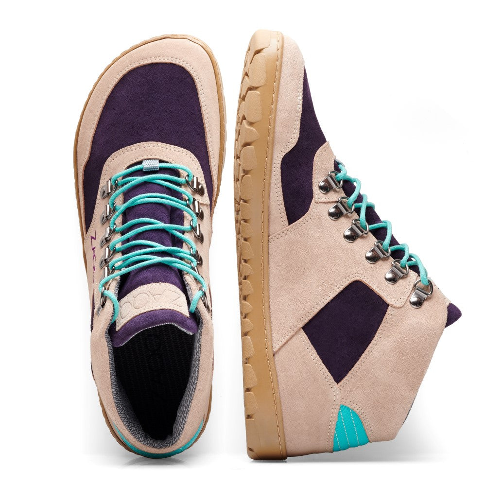 Ein Paar stylische ZAQQ HIQE Mid Turquoise Waterproof High-Top-Schuhe mit Einsätzen in Beige und Dunkelviolett. Sie haben türkisfarbene Schnürsenkel und eine beige Sohle mit strukturiertem Griff. Ein Schuh steht aufrecht und der andere liegt auf der Seite und zeigt deutlich das ZAQQ-Markenlogo.