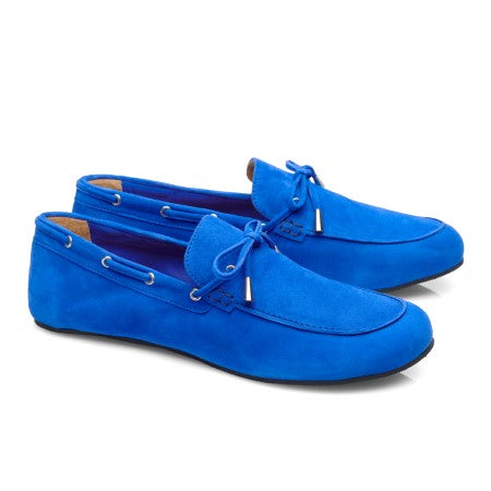 Wir präsentieren den FLIQ Blue von ZAQQ: ein Paar leuchtend blaue Loafer aus Veloursleder. Diese eleganten Schuhe im Mokassin-Stil zeichnen sich durch Spitzendetails und ein elegantes Slip-On-Design mit schwarzen Sohlen aus, die kunstvoll leicht voreinander angeordnet sind.