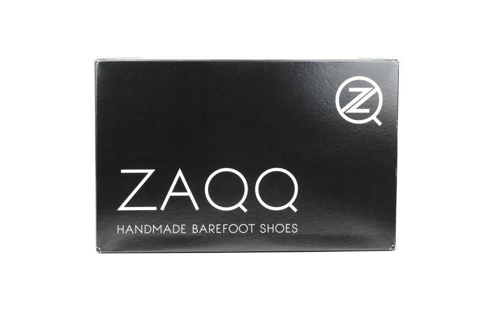 Ein schwarzer Schuhkarton mit der Aufschrift „ZAQQ Handmade Barefoot Shoes“ lässt bereits erahnen, dass sich darin ein stylischer PIQUANT Lime Sneaker befindet, der das ZAQQ Logo in Weiß trägt. Gefertigt aus einer Mischung aus Nappa- und Veloursleder verspricht dieses Produkt Eleganz und Komfort zugleich.