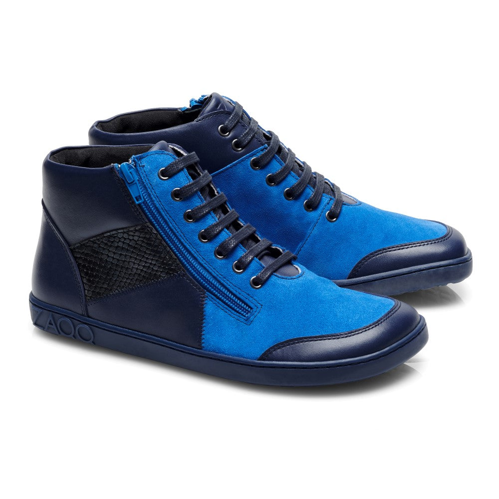 Der LUQQ Azur von ZAQQ ist ein Paar stylischer High-Top-Sneaker in Himmelblau und Marineblau, akzentuiert durch schwarze Details. Diese Schuhe verfügen über seitliche Reißverschlüsse, Schnürsenkel und ein strukturiertes Panel-Design, alles unterstützt durch eine strapazierfähige Gummisohle.