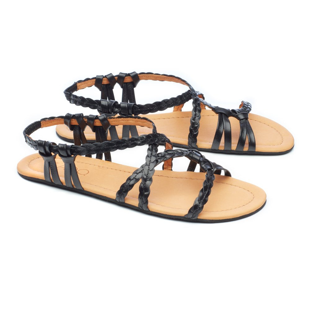 Wir präsentieren „QALMA Black“ von ZAQQ: Diese schwarzen geflochtenen Riemchensandalen für den Sommer haben flache hellbraune Sohlen und mehrere geflochtene Riemen, die sich elegant über Ihren Fuß kreuzen und um Ihren Knöchel wickeln.