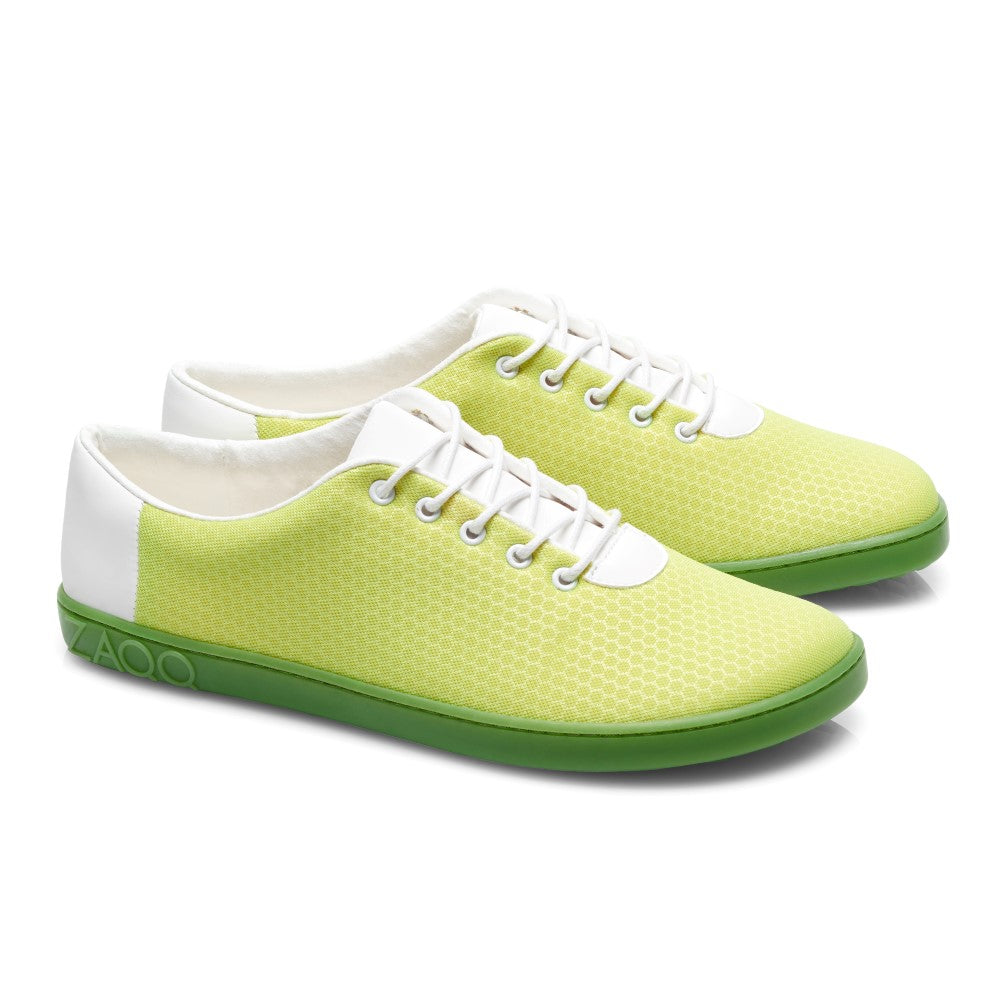 Der QARO Light Green von ZAQQ ist ein Paar stylischer veganer Sneaker in leuchtendem Limettengrün und Weiß. Sie haben ein strukturiertes Muster auf dem grünen Oberteil und glatte weiße Bereiche in der Nähe der Ferse und bieten Bewegungsfreiheit mit grünen Sohlen und weißen Schnürsenkeln.