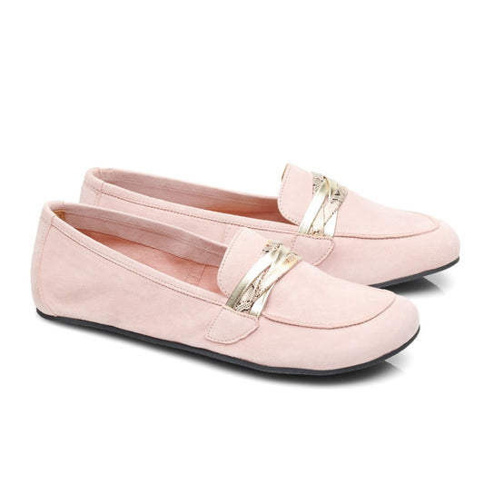 Die QERP Candy Loafer von ZAQQ sind ein Paar rosa Velourslederschuhe mit goldenen Zierbändern auf der Oberseite, bieten ein schlichtes Design und eine flache schwarze Kautschuksohle. Sowohl von der Seite als auch von vorne zu sehen, betonen diese Schuhe ihren eleganten Winkel.