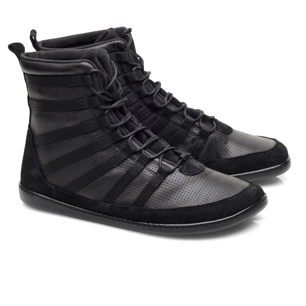 Die ZAQQ SPARQ High Black Sneaker bestechen durch ihr High-Top-Design mit Veloursleder-ähnlichen Elementen, die Zehen und Ferse betonen. Ihr moderner Charme wird durch perforierte Texturen und glatte schwarze Schnürsenkel noch verstärkt, die alle elegant auf einer reflektierenden weißen Oberfläche präsentiert werden.