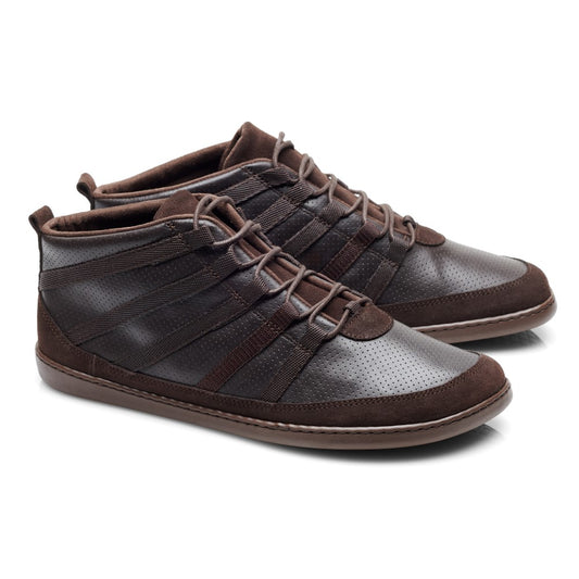 Ein Paar ZAQQ SPARQ Mid Dark Brown High-Top-Sneaker aus Leder, verziert mit strukturierten Einsätzen und Schnürsenkeln, leicht schräg präsentiert. Das elegante Design hebt einen subtilen Materialkontrast hervor und verleiht diesen Sneakers einen einzigartigen und modischen Reiz.