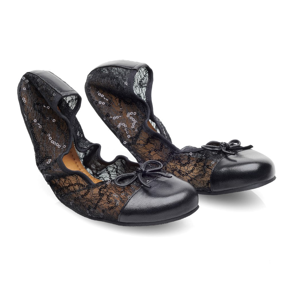 Wir präsentieren die TWIST GUATEQUE Black von ZAQQ: ein elegantes Paar Ballerinas mit Spitzendetails und Pailletten. Diese bequemen Schuhe haben abgerundete Zehenpartien und dekorative Schleifen auf der Vorderseite, ergänzt durch eine flexible Sohle für ein stilvolles und dennoch bequemes Design.